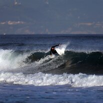 P3JU3111-260519-fotos-surf-sopela-bizkaia-Arrietara Surfista surfeando una ola en la playa del Peñón, Arrietara en Sopelana, Sopela, Bizkaia.