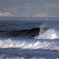P3JU3118-260519-fotos-surf-sopela-bizkaia-Arrietara Surfista surfeando una ola en la playa del Peñón, Arrietara en Sopelana, Sopela, Bizkaia.