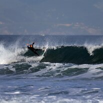 P3JU3137-260519-fotos-surf-sopela-bizkaia-Arrietara Surfista surfeando una ola en la playa del Peñón, Arrietara en Sopelana, Sopela, Bizkaia.