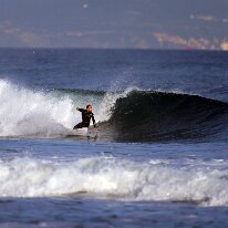 P3JU3164-260519-fotos-surf-sopela-bizkaia-Arrietara Surfista surfeando una ola en la playa del Peñón, Arrietara en Sopelana, Sopela, Bizkaia.