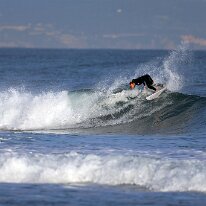 P3JU3167-260519-fotos-surf-sopela-bizkaia-Arrietara Surfista surfeando una ola en la playa del Peñón, Arrietara en Sopelana, Sopela, Bizkaia.