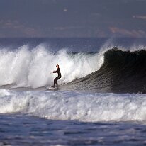 P3JU3177-260519-fotos-surf-sopela-bizkaia-Arrietara Surfista surfeando una ola en la playa del Peñón, Arrietara en Sopelana, Sopela, Bizkaia.