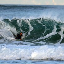 P3JU3208-260519-fotos-surf-sopela-bizkaia-Arrietara Surfista surfeando una ola en la playa del Peñón, Arrietara en Sopelana, Sopela, Bizkaia.