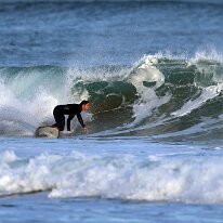 P3JU3221-260519-fotos-surf-sopela-bizkaia-Arrietara Surfista surfeando una ola en la playa del Peñón, Arrietara en Sopelana, Sopela, Bizkaia.