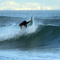 P3JU3246-260519-fotos-surf-sopela-bizkaia-Arrietara Surfista surfeando una ola en la playa del Peñón, Arrietara en Sopelana, Sopela, Bizkaia.