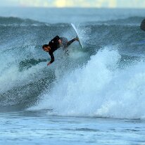 P3JU3254-260519-fotos-surf-sopela-bizkaia-Arrietara Surfista surfeando una ola en la playa del Peñón, Arrietara en Sopelana, Sopela, Bizkaia.
