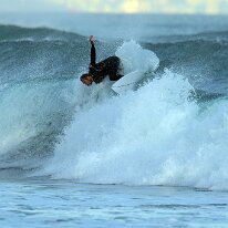 P3JU3255-260519-fotos-surf-sopela-bizkaia-Arrietara Surfista surfeando una ola en la playa del Peñón, Arrietara en Sopelana, Sopela, Bizkaia.