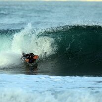 P3JU3264-260519-fotos-surf-sopela-bizkaia-Arrietara Surfista surfeando una ola en la playa del Peñón, Arrietara en Sopelana, Sopela, Bizkaia.