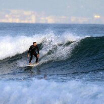P3JU3274-260519-fotos-surf-sopela-bizkaia-Arrietara Surfista surfeando una ola en la playa del Peñón, Arrietara en Sopelana, Sopela, Bizkaia.